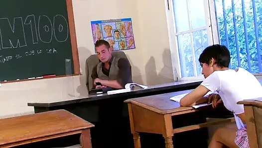 Хардкорный трах в колледже - бритая киска