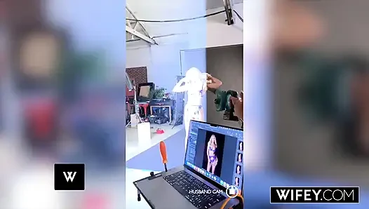Istri bahenol rambut pirang lagi asik ngentot kontol besar di depan tunangannya