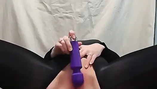 Der Vibrator an meiner muschi und der aufgeblasene plug in meinem arsch, während das wasser in mich lief