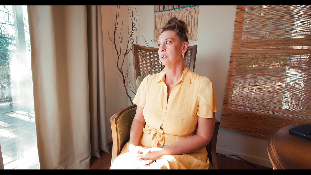 Autumn J Cooper, MILF mature sexy et sexy, séduit un jeune membre du troupeau de son mari pasteur - la femme du pasteur