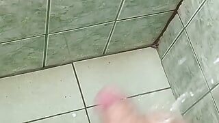 L'uomo sotto la doccia finisce per masturbarsi fino a quando non viene - guarda la fine