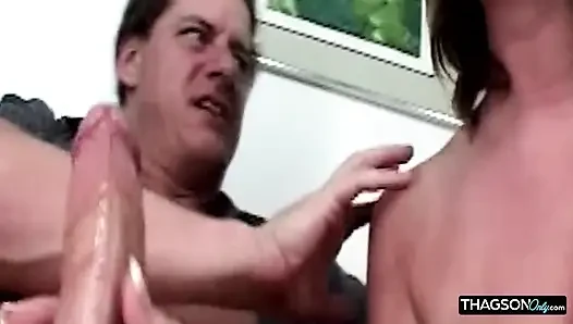Sarışın orta yaşlı seksi kadının ıslak anal esneme festivalinde göt yalamaları