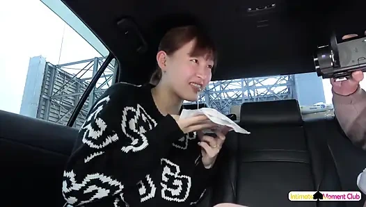 Uzun boylu kadın arabada saksoyla karşılaşıyor arkadaş içeride yüze boşalma ile bitiyor