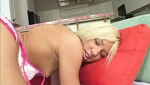 Remaja pirang menggoda menunggangi kontol seperti orang gila