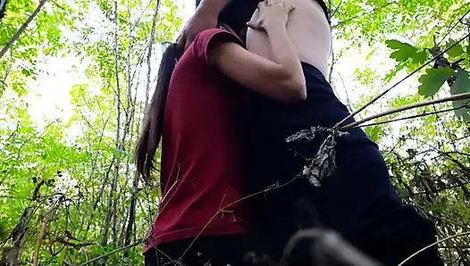 Pieprzę moją nową dziewczynę ostro w lesie w ustach - Lesbian-Candys