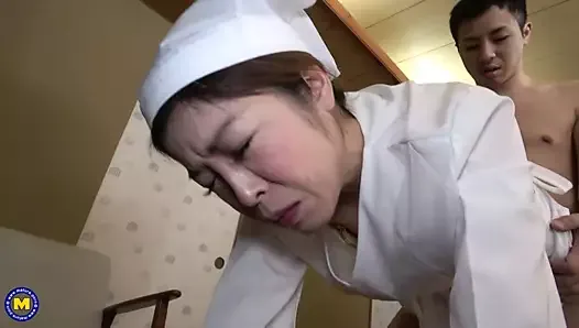 Une femme de ménage japonaise mature offre un service complet au client