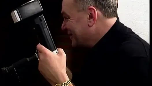 Cewek jerman klasik ngentot kontol hitam besar di threesome