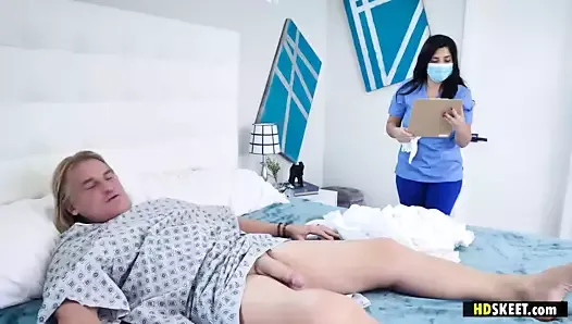 La lista de deseos de un chico cachondo contiene sexo con una enfermera