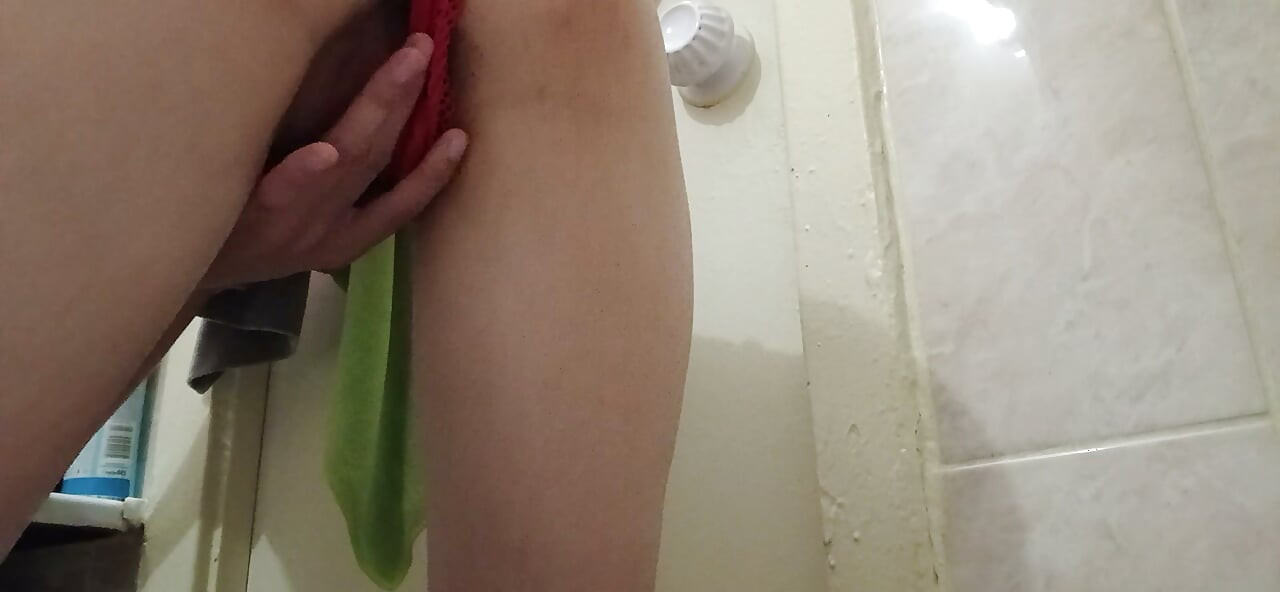 Ein dünnes Studentenmädchen in roten Höschen masturbiert ihre haarige Muschi