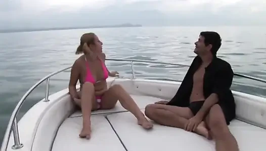 Tatlı büyük götlü sarışın ıslak amında sikiliyor ve göğüslerine sağıyor