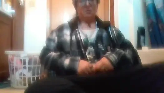 Женщина, трогающая себя, еще возбуждена