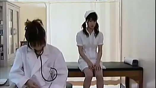 Kesinlikle çarpıcı Japon hemşire ve kadın doktor oynuyor!