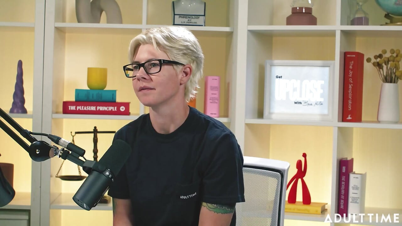 Breaking Shame Cycles & Being True to Yourself, with Khloe Kingsley! | the Adult Time Podcast