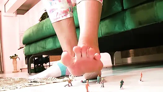Giantess'in farkında değil