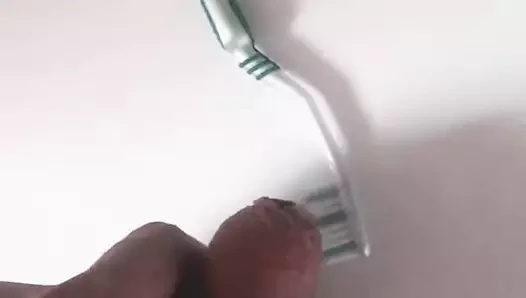Cum üzerinde ona diş fırçası