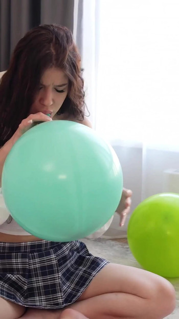 Fahişe üvey kız kardeş balon patlatıyor, taşaklarımı patlatmak istedim