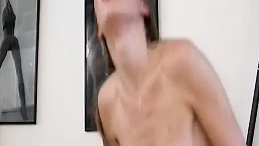 Sarışın Hatun Amcığı Kanepede Sert Sikiliyor