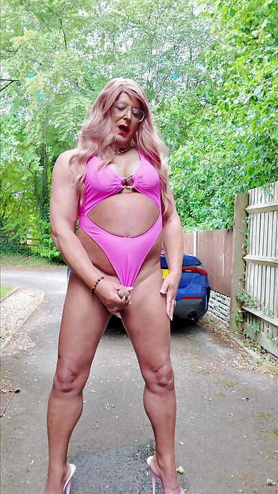 Sexy Crossdresser Kellycd2022 με το σέξι ροζ μαγιό και τις γόβες μου