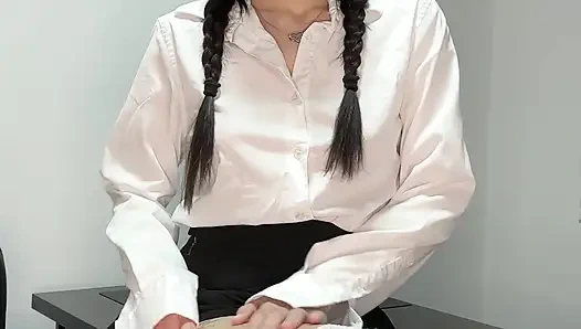 Сексуальная секретарша в офисе, юбке и рубашке соблазняет тебя на столе