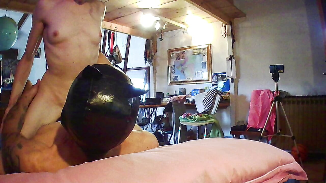 Без звуку - POV - Tania скаче на Jack’у і дозволяє стискати свої груди