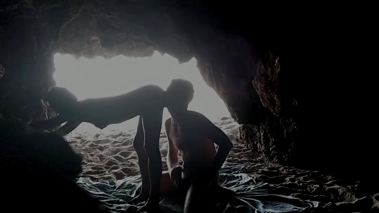 Pasangan direkam di pantai, di dalam gua