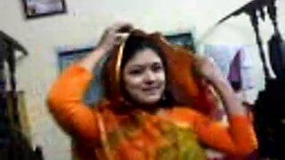 Tetona Desi Vabi en webcam mostrando activos