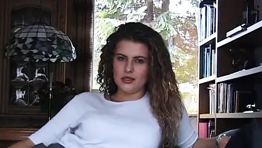 Cewek amatir lagi asik mainin lubangnya di depan kamera