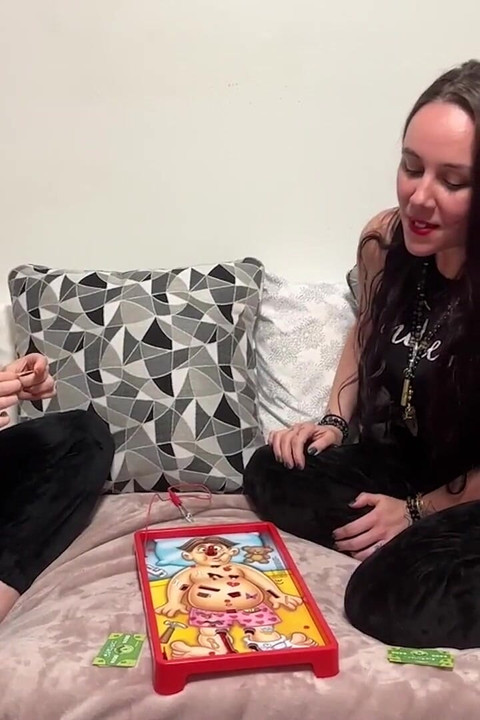 يضفي على الجمشت والغراب إضفاء لمسة محيرة على وقت لعبهما بلمسة محيرة