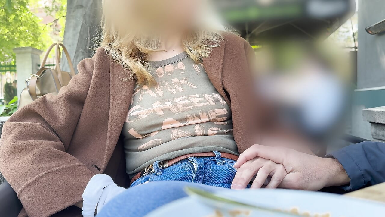 Ich necke meinen ehemann in einem hauchdünnen hemd, in dem große gepiercte nippel am kaffeeplatz im freien zeigt