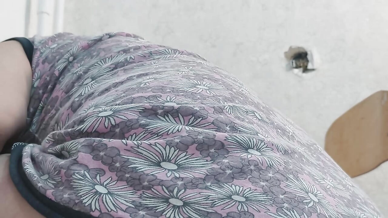 O mamă sexy vopsește un radiator fără chiloți.