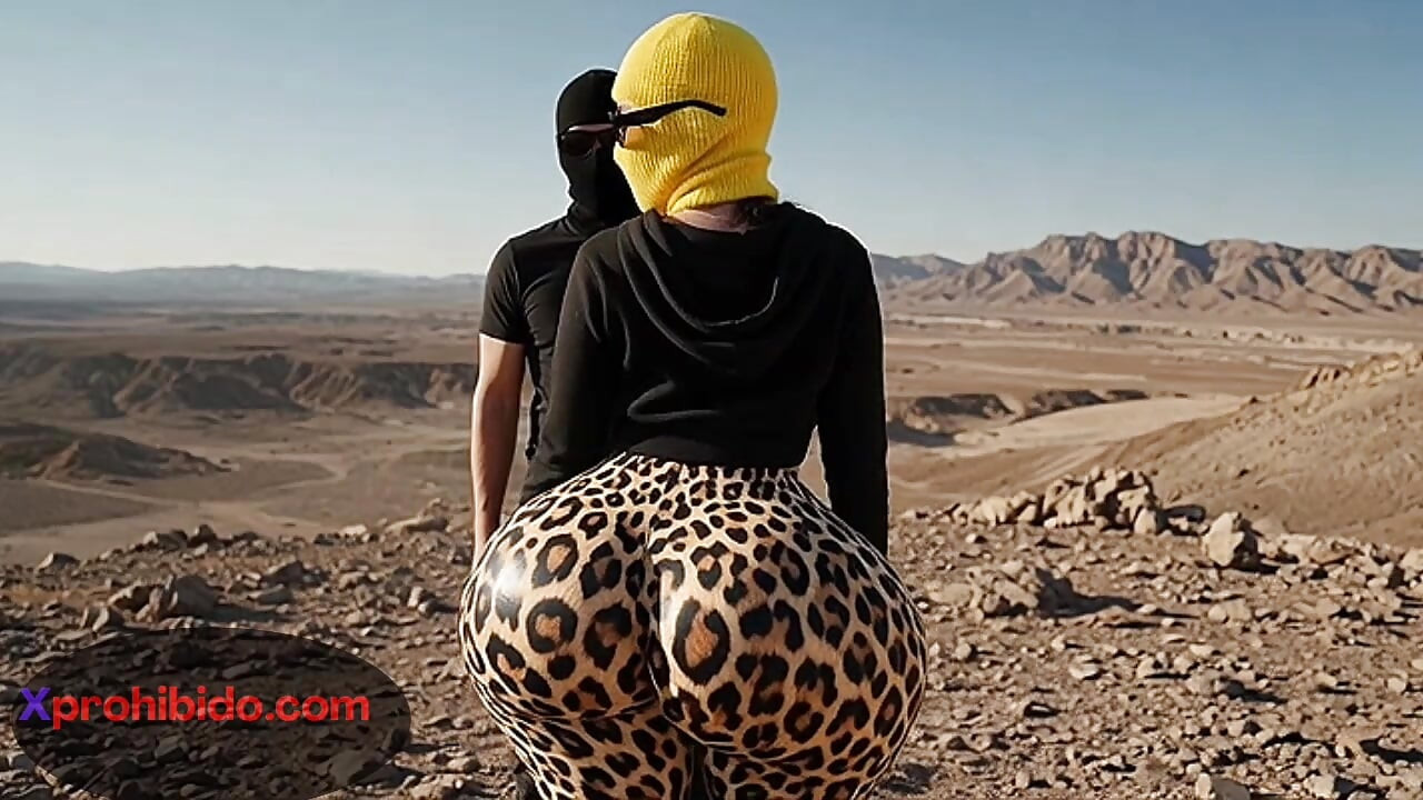 בחורה עם תחת גדול מנענעת את התחת העצום שלה בתחתוני חוטיני זעירים