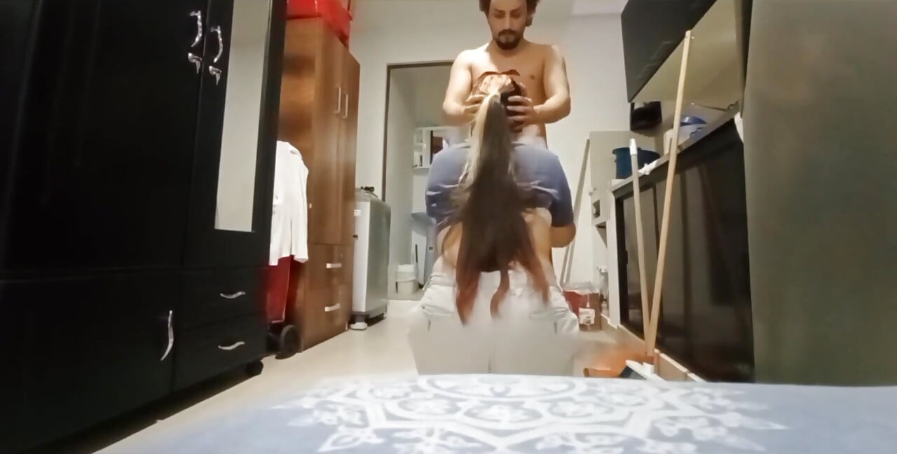 놀라운! 알몸으로 화장실을 할 때 집에 들어온 의붓여친이 함정에 빠졌어