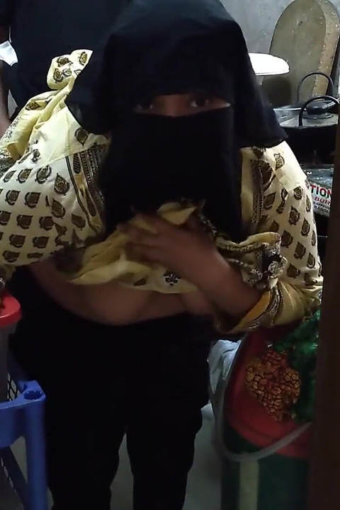 Buurvrouw neukt Tamil moslim hete tante tijdens het koken - Indische seks
