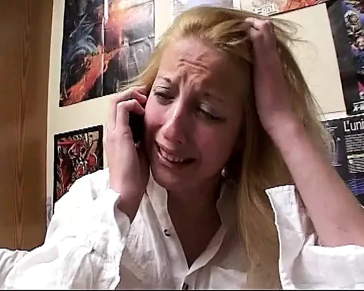 阴毛浓密的米兰荡妇被她的朋友鞭打