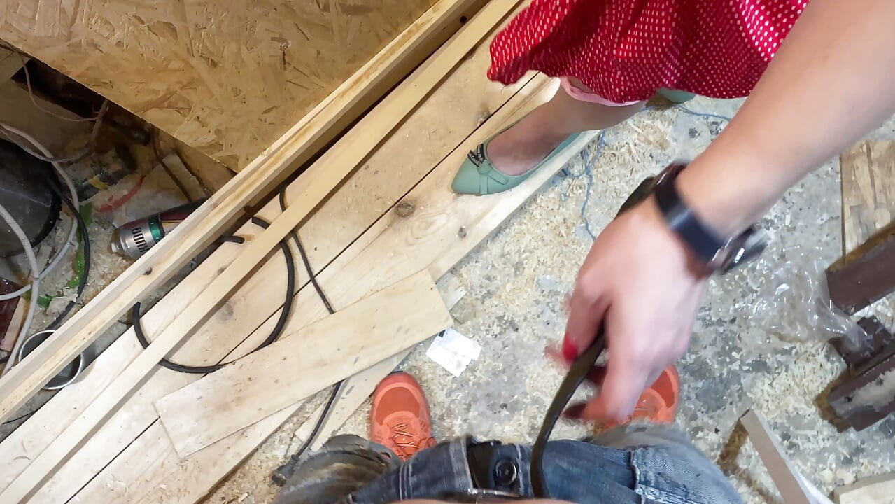 Mand med brækket hånd lavet Garage knepper med blød pik, hanjob indtil cumshot