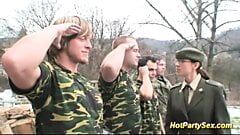 O doamnă militară are parte de ejaculare cu soldați