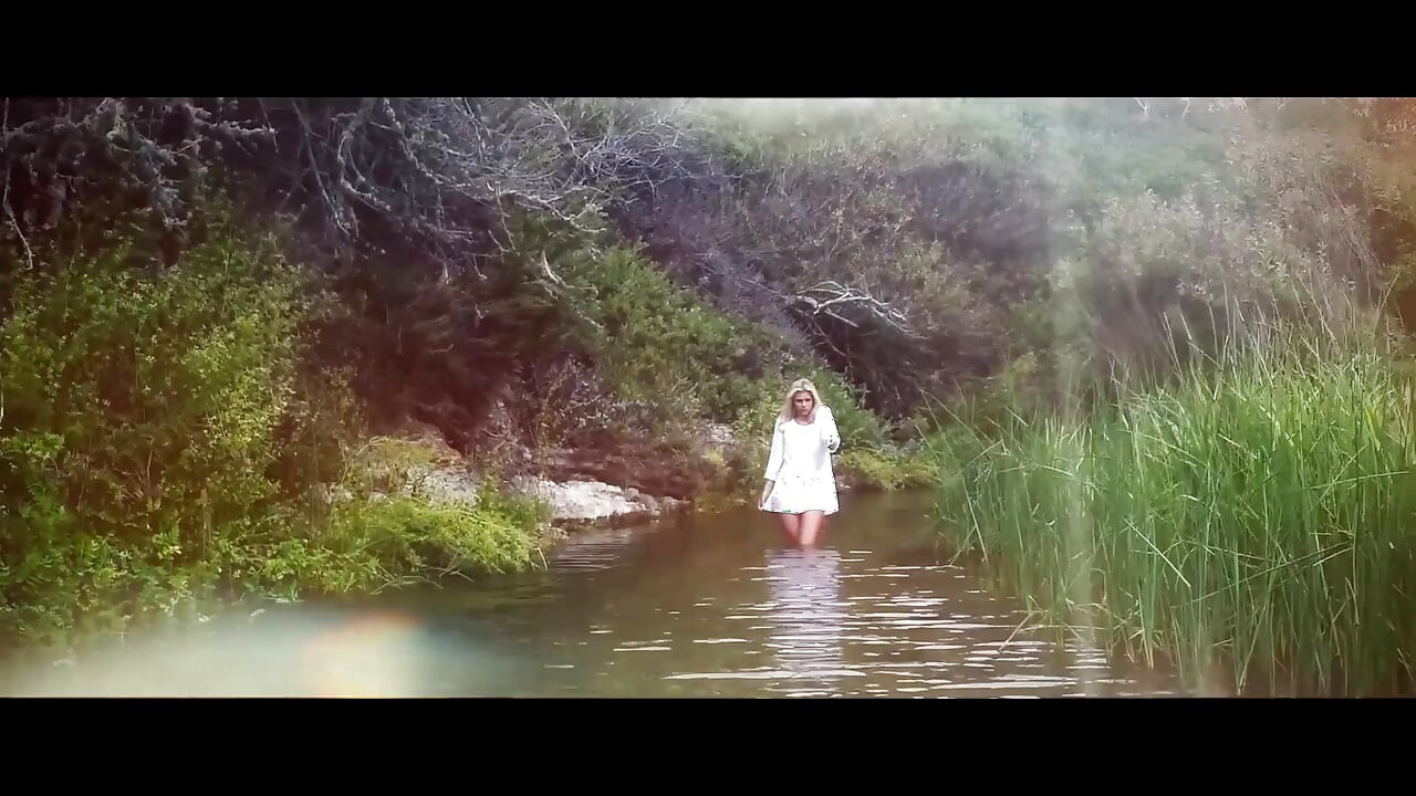 La ragazza bionda perversa ama toccare la sua figa