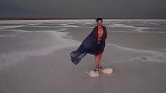 埃尔顿盐湖盐壳上的色情舞蹈
