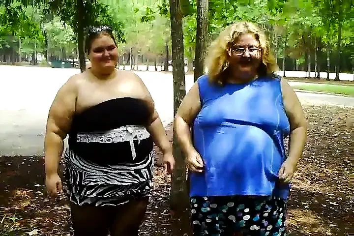 2 Bbws 正在吹气球和弹出