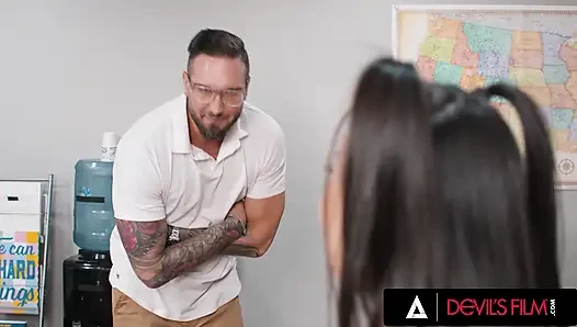 DEVILS FILM - kimmy kimm wurde beim klatschen im leeren klassenzimmer von ersatz erwischt und bekommt dann harten fick