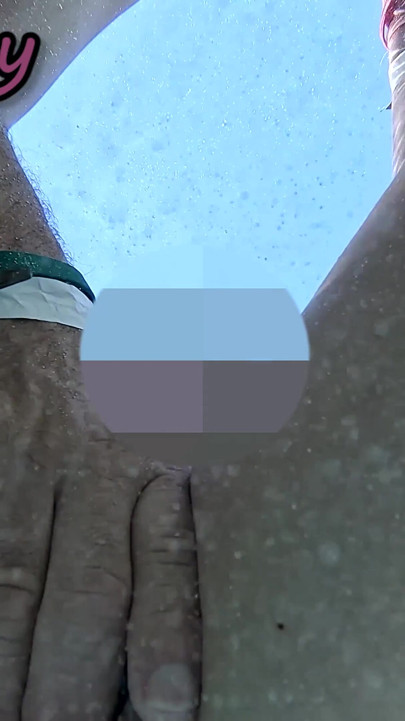 Mostrando Mi Coño Delante De Un Estudiante En Una Piscina Pública Y Me Ayuda a Masturbarme - Es Muy Arriesgado Con La Gente