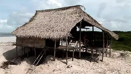 На острове две извращенные пары трахаются в пляжном домике в любительском видео