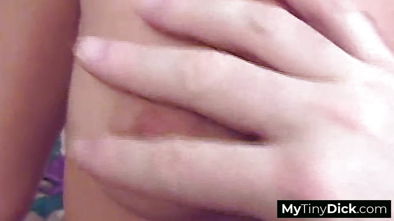 그는 작은 자지의 한심한 석방으로 그녀의 얼굴을 그립니다.