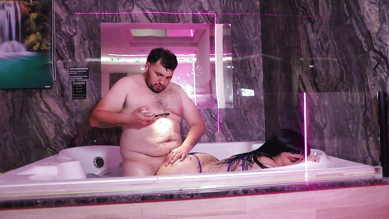 처녀 엉덩이를 깨고 싶어 하는 아르헨티나 소녀와의 자쿠지에서의 항문 성교