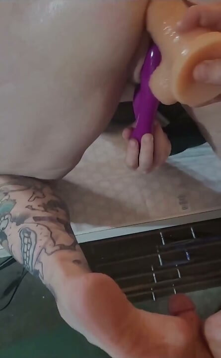 Nagbibigay ng foot job habang nasasarapan ako sa aking mga laruan