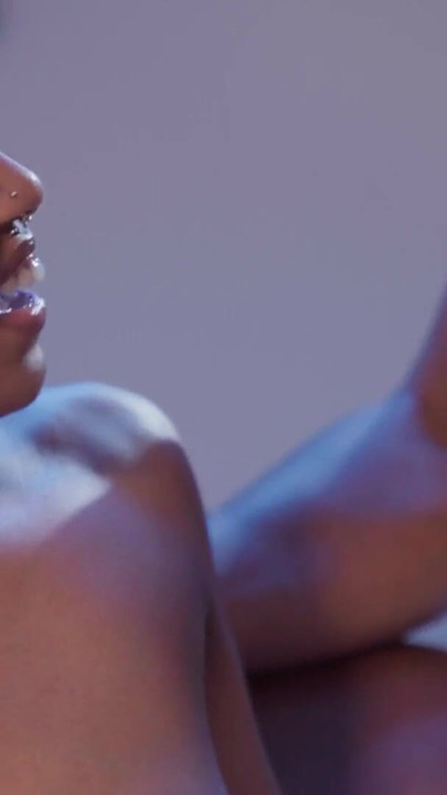 Vakkert ibenholt par Freaky Mariah og Little Maly hot sex romantiske orgasmer | Klipp 1