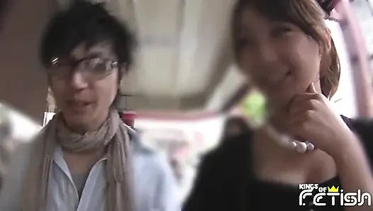 Sexy japanisches mädchen squirtet, während sie ihre enge muschi von einem schmutzigen typen gefistet und gebohrt wird