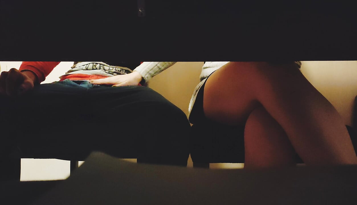 Ele é masturbado por seu colega de classe.