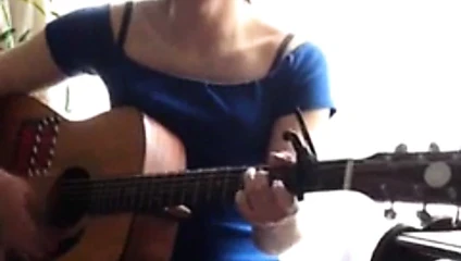 İşte şarkı söyleyip gitar çalıyorum