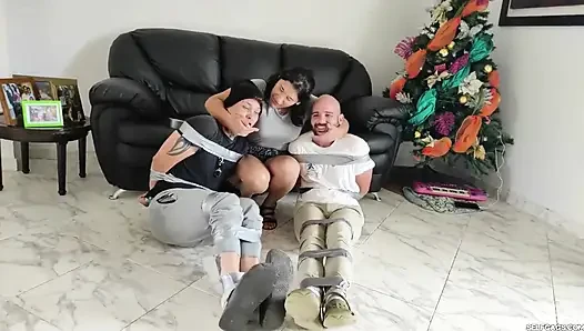 Nina'nın çift koli bantlı kaçış düellosu